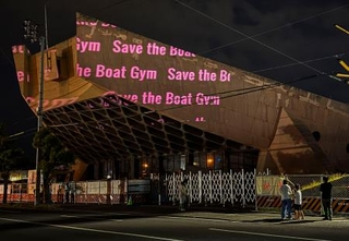 　旧香川県立体育館の外壁に投影された「Ｓａｖｅ　ｔｈｅ　Ｂｏａｔ　Ｇｙｍ」のメッセージ＝５月、高松市