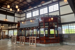 　保存修復工事を終えた「旧大社駅」構内の出札口＝４月、島根県出雲市