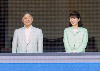 　東京六大学野球リーグの慶応大対早稲田大の試合を観戦される天皇陛下と愛子さま＝３１日、東京・神宮球場（代表撮影）