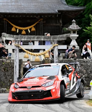 　第１６競技区間を走行するトヨタの勝田貴元＝愛知県豊田市