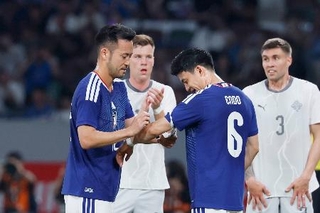 　日本-アイスランド　前半、途中交代し、遠藤（６）にキャプテンマークを渡す吉田＝ＭＵＦＧスタジアム