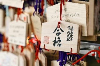 　学問の神様を祭る湯島天神に奉納された絵馬＝昨年１月、東京都文京区