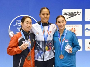 　表彰式でポーズをとる女子２００メートル個人メドレーで２位の木下あいら（左）＝静岡県立水泳場