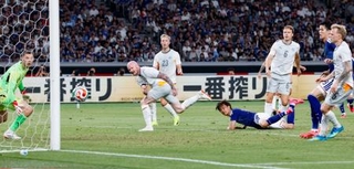 　日本-アイスランド　後半、決勝ゴールを決める小川（左から４人目）＝ＭＵＦＧスタジアム