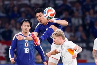 　日本-アイスランド　前半、競り合う遠藤（中央）＝ＭＵＦＧスタジアム