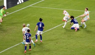 　日本-アイスランド　後半、ヘディングで先制ゴールを決める小川（右から２人目）＝ＭＵＦＧスタジアム
