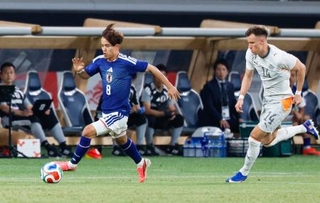 　日本-アイスランド　前半、攻め込む久保（左）＝ＭＵＦＧスタジアム
