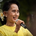 　ミャンマー・コームーで、選挙活動をするアウンサンスーチー氏＝２０１５年１０月（ゲッティ＝共同）