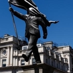 　ロンドン中心部に設置されたバンクシーの新作とみられる大型彫像＝４月３０日（ゲッティ＝共同）