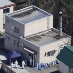 　旭山動物園の現場検証で、焼却炉がある建物に入る捜査員ら＝４月２５日