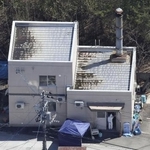 　旭山動物園の焼却炉がある建物＝４月２５日、北海道旭川市