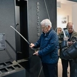 　備前長船刀剣博物館で刀剣のレプリカを持つフランス人来館者＝３月、岡山県瀬戸内市