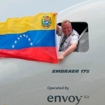 　ベネズエラの空港に着陸し、コックピットの窓からベネズエラ国旗を掲げる米国航空機のパイロット＝４月３０日（ＡＰ＝共同）