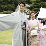 　春の園遊会に招かれ、ポーズをとるフィギュアスケート・ペアの三浦璃来さん（右）と木原龍一さん＝４月１７日、東京・元赤坂の赤坂御苑