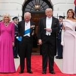 　ホワイトハウスで記念撮影するチャールズ英国王夫妻（左から２人目と１人目）とトランプ米大統領夫妻（同３人目と４人目）＝４月２８日、ワシントン（ＡＰ＝共同）