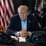 　３月２日に公開された、対イラン軍事作戦を見守るトランプ米大統領の写真（ホワイトハウス提供・ゲッティ＝共同）