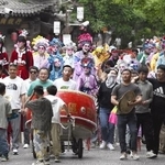 　労働節に伴う大型連休中、大勢の人でにぎわう中国河南省鶴壁市の観光地＝昨年５月（共同）