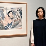 　松元悠さんと自身の代表作の石版画「蛇口泥棒」