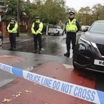 　昨年１０月、襲撃されたシナゴーグへ通じる道路を封鎖する警察官＝英中部マンチェスター（共同）