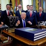 　４月３０日、ワシントンのホワイトハウスで記者団に話すトランプ米大統領（中央）（ゲッティ＝共同）