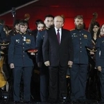 　ロシア軍兵士らと並んだプーチン大統領（中央）＝２０２３年、ロシア西部クルスク州（ロシア大統領府提供・タス＝共同）