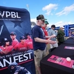 　３月、米フロリダ州で行われた女子プロ野球リーグ「ＷＰＢＬ」のファンイベント＝フォートマイヤーズ（ＡＰ＝共同）