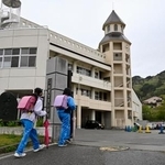　吉里吉里学園小学部に登校する児童＝１日午前、岩手県大槌町