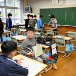 　吉里吉里学園小学部に登校した児童＝１日午前、岩手県大槌町