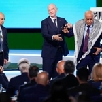 　ＦＩＦＡの総会で壇上から立ち去るパレスチナ協会のラジューブ会長（右）。左はイスラエルの代表、中央はＦＩＦＡのインファンティノ会長＝４月３０日、バンクーバー（ＡＰ＝共同）