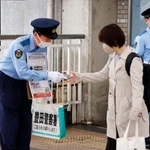　清水愛美さんが殺害された事件の情報提供を呼びかける警察官＝１日午前、愛知県豊田市