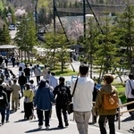　夏季営業が始まった旭山動物園＝１日午前、北海道旭川市