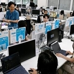 　「クールビズ」のシーズンを迎え、軽装で勤務する環境省の職員＝１日午前