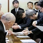 　水俣病被害者団体から要望書を受け取る石原環境相（右手前から２人目）＝１日午前、熊本県水俣市（代表撮影）