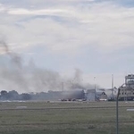 　４月２９日に公開された、小型機事故が起きたオーストラリア南部の空港から立ち上る煙（ソーシャルメディアから、Ｊｏｓｈｕａ　Ｌｅｅ　Ｓｗａｎｎｅｌｌ提供・ロイター＝共同）