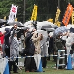 　全労連系の第９７回中央メーデーで気勢を上げる参加者＝１日午前、東京・代々木公園