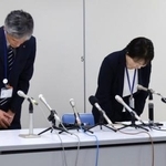 　記者会見で個人情報の紛失について陳謝する新潟市の上所美樹子福祉部長（右）ら＝１日午前、新潟市役所