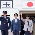 　ベトナム、オーストラリア訪問のため、羽田空港を出発する高市首相（右）＝１日午後
