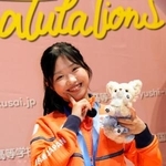 　ミラノ・コルティナ冬季五輪で銅メダルを獲得し、勇志国際高が開いた祝賀会で写真撮影に応じるフィギュアスケート女子の中井亜美＝１日、千葉県流山市