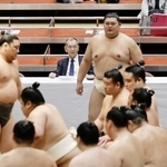 　稽古総見に参加した大の里（右奥）＝両国国技館