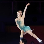 　アイスショー「ブルーム・オン・アイス」で演技する三浦璃来さん（上）と木原龍一さん＝尼崎スポーツの森
