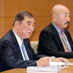 　北朝鮮による拉致問題について考える集会に出席した石破前首相。右は坂田洋介さん＝１日午後、国会