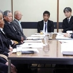 　水俣病被害者団体と懇談する石原環境相（右手前から２人目）。左手前は松崎重光さん＝１日午前、熊本県水俣市（代表撮影）