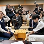　第９７期棋聖戦挑戦者決定戦で羽生善治九段（左）を破った服部慎一郎七段＝１日夜、東京都渋谷区の将棋会館