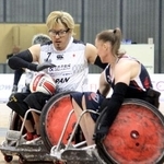 　車いすラグビーのジャパンパラ大会の米国戦で攻め上がる池崎（左）＝千葉ポートアリーナ
