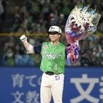 　７回、二塁打を放ちサイクル安打を達成、花束を手に喜ぶヤクルト・丸山和＝神宮