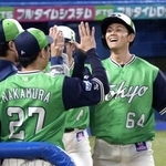 　２回、２ランを放ち、ナインに迎えられるヤクルト・岩田＝神宮
