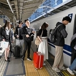 　ゴールデンウイーク後半の５連休初日を迎え、東海道新幹線に乗り込む人たち＝２日午前、ＪＲ東京駅