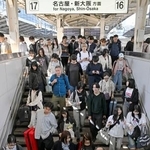 　ゴールデンウイーク後半の５連休初日を迎え、混雑する東海道新幹線のホーム＝２日午前、ＪＲ東京駅