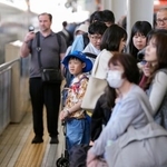 　ゴールデンウイーク後半の５連休初日を迎え、子ども連れらで混雑するＪＲ新大阪駅の新幹線ホーム＝２日午前
