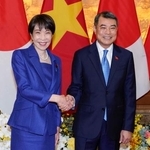 　会談を前に、ベトナムのレ・ミン・フン首相（右）と握手する高市首相＝２日、ハノイ（共同）